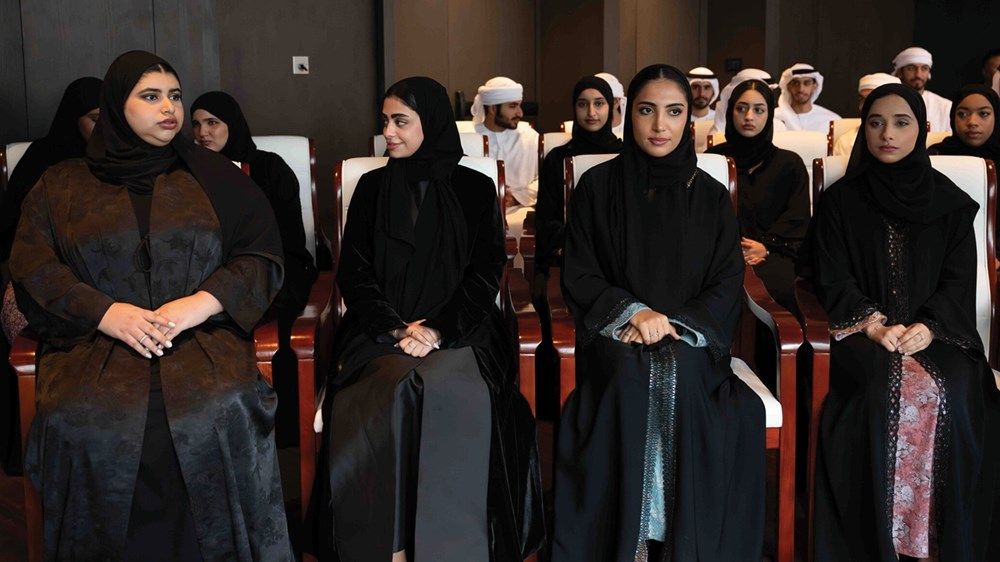 ذياب بن محمد بن زايد يلتقي طلبة إماراتيين مُبتعَثين في الجامعات الصينية