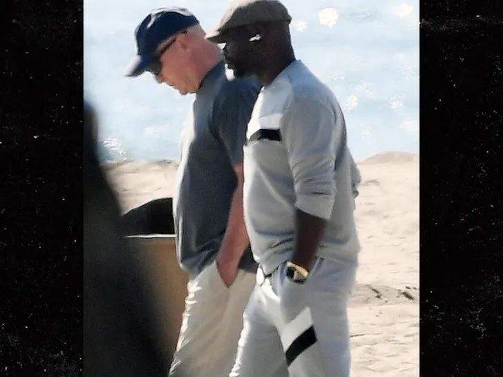 بالصور- تزامنًا مع معركته مع المرض، إطلالة غير متوقّعة لبروس ويليس على الشاطئ