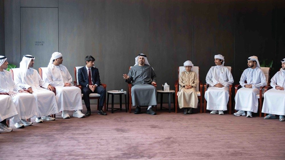 ذياب بن محمد بن زايد يلتقي طلبة إماراتيين مُبتعَثين في الجامعات الصينية