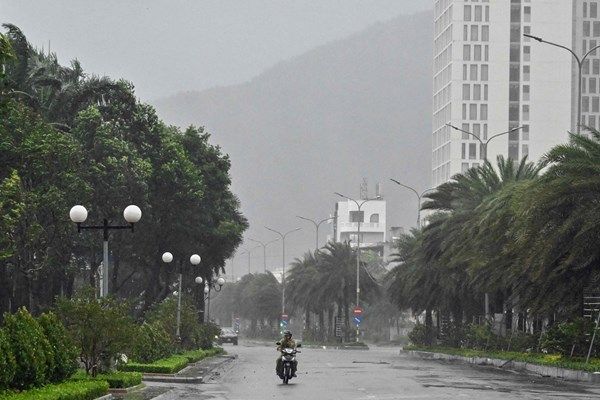 إعصار "كالمايجي" يضرب فيتنام ويخلف ضحايا وأضراراً