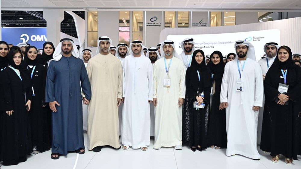 سيف بن زايد يزور «أديبك 2025» ويشيد بحلول الطاقة المستدامة والابتكار التقني