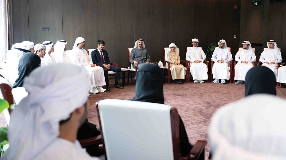 ذياب بن محمد بن زايد يلتقي طلبة إماراتيين مُبتعَثين في الجامعات الصينية