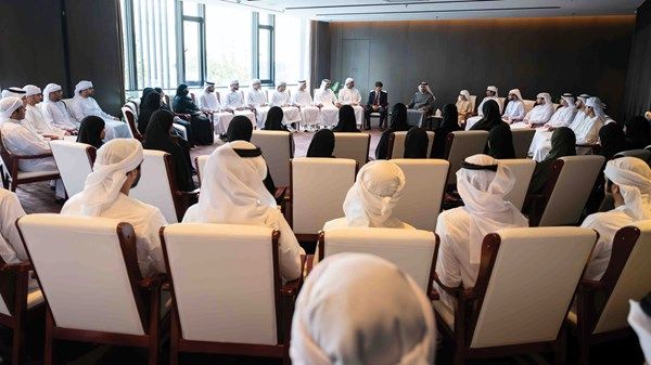 ذياب بن محمد بن زايد يلتقي طلبة إماراتيين مُبتعَثين في الجامعات الصينية