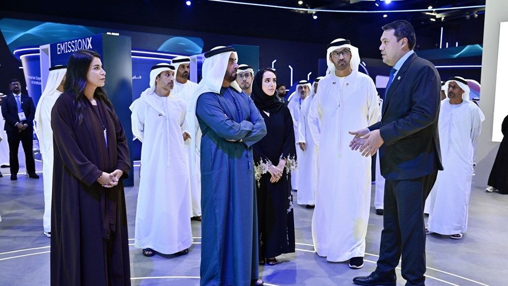 سيف بن زايد يزور «أديبك 2025» ويشيد بحلول الطاقة المستدامة والابتكار التقني