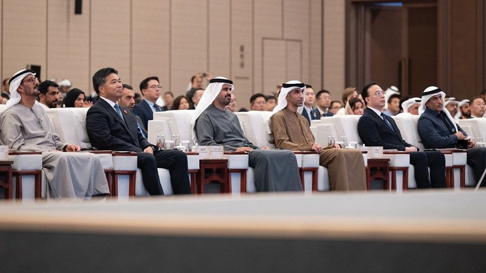 ذياب بن محمد بن زايد يحضر المؤتمر الصيني الإماراتي للتعاون الاقتصادي والتجاري في شنغهاي