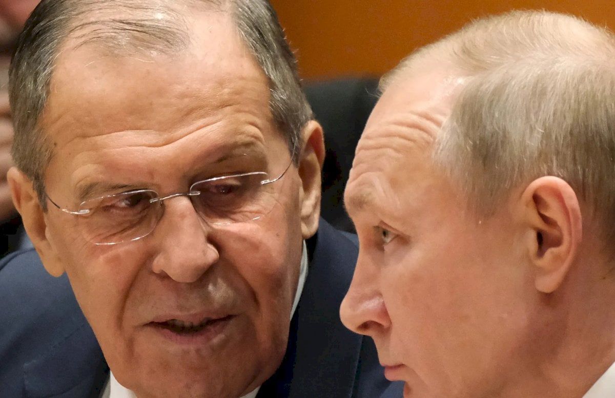 علاقات بوتين ووزير خارجيته المخضرم لافروف تنهار!