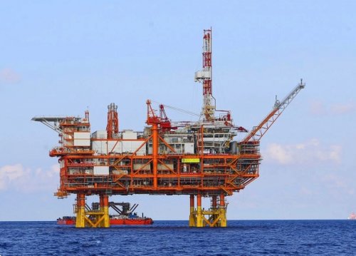 من خارج المنظومة الخليجية.. دولة عربية بعيدة عن الأنظار تعلن اكتشاف أكبر حقل نفط وغاز في العالم وتغير خارطة الاقتصاد العالمي