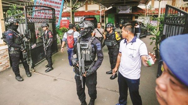 العثور على مادة غامضة في موقع انفجارات مسجد بإندونيسيا