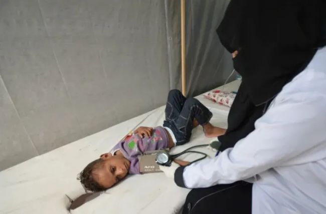 تعز: غريبة تخطف طفل من يد والدته ويتم ضبطها في الحمام