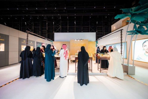 بالصور- صالون المجوهرات ٢٠٢٥… بريق الفخامة يسطع في موسم الرياض
