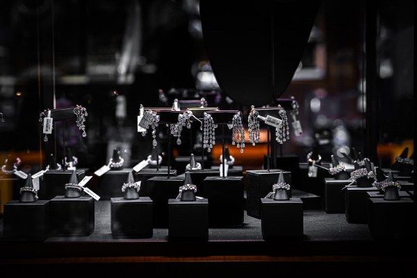 بالصور- صالون المجوهرات ٢٠٢٥… بريق الفخامة يسطع في موسم الرياض