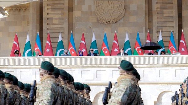 نيابة عن رئيس الدولة.. حمدان بن محمد يحضر احتفالات أذربيجان بـ«يوم النصر»