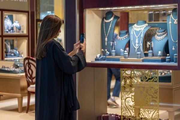 بالصور- صالون المجوهرات ٢٠٢٥… بريق الفخامة يسطع في موسم الرياض