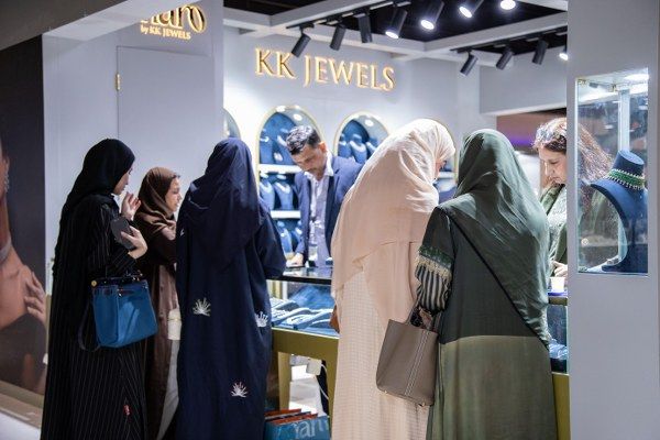بالصور- صالون المجوهرات ٢٠٢٥… بريق الفخامة يسطع في موسم الرياض