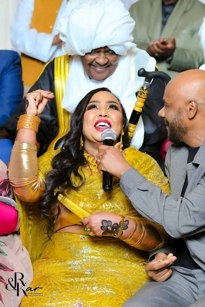 شاهد بالصورة.. السلطانة هدى عربي تشعل مواقع التواصل بلقطة مثيرة مع المطربين “القلع” و”فرفور” وساخرون: (منبرشين فيها الكبار والصغار)