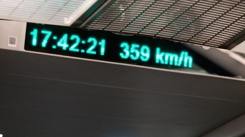 ذياب بن محمد بن زايد يتفقد قطار شنغهاي «ماجليف» على هامش زيارته للصين