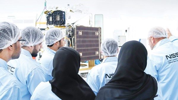 30 مهندساً إماراتياً يقودون مهمة  القمر الاصطناعي العربي «813»