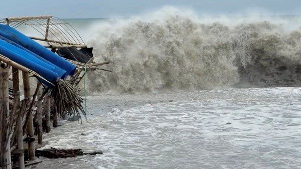 اليابان تسجل موجات تسونامي بعد زلزال عنيف