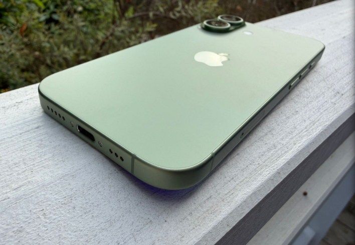 تكنولوجيا: اختبار شحن iPhone 17 يكشف عن تحسّن طفيف فقط مع شاحن أبل الجديد بقدرة 40 واط