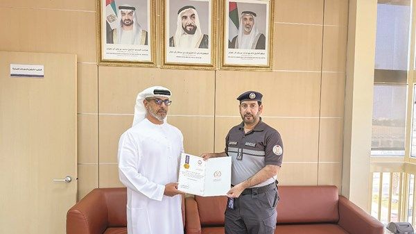 شرطة أبوظبي تُكرِّم مواطناً ساهم في حماية مستخدمي الطريق من حادث مروري