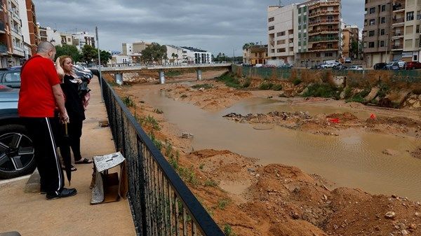 أمواج عاتية تضرب جزيرة تينيريفي الإسبانية