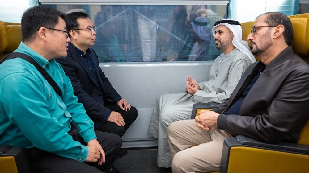 ذياب بن محمد بن زايد يتفقد قطار شنغهاي «ماجليف» على هامش زيارته للصين