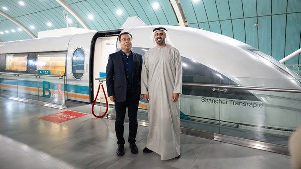 ذياب بن محمد بن زايد يتفقد قطار شنغهاي «ماجليف» على هامش زيارته للصين