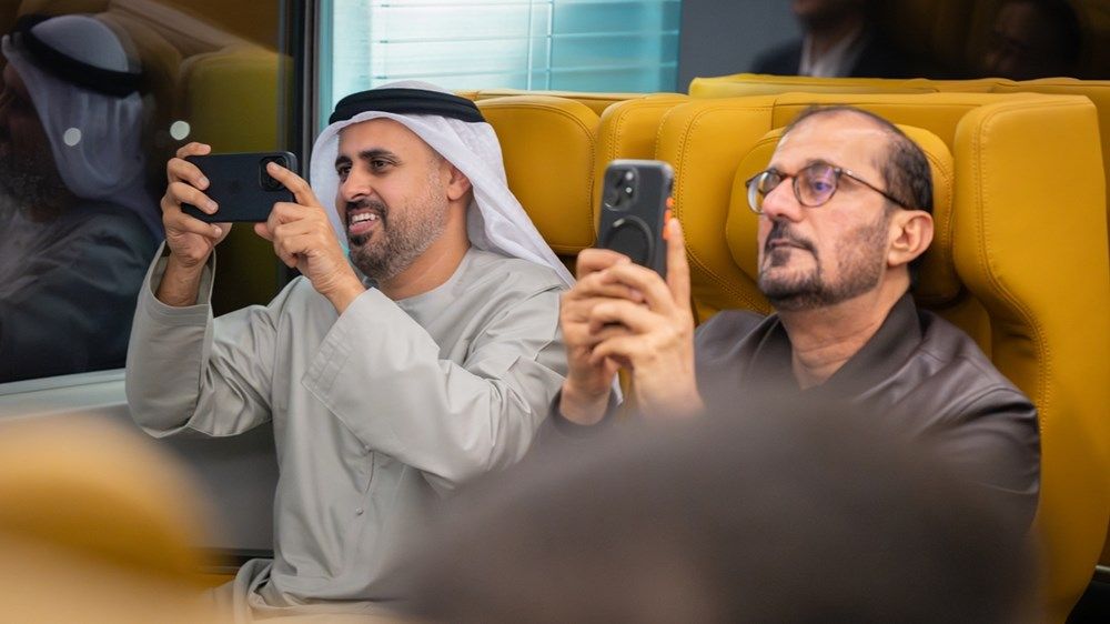ذياب بن محمد بن زايد يتفقد قطار شنغهاي «ماجليف» على هامش زيارته للصين