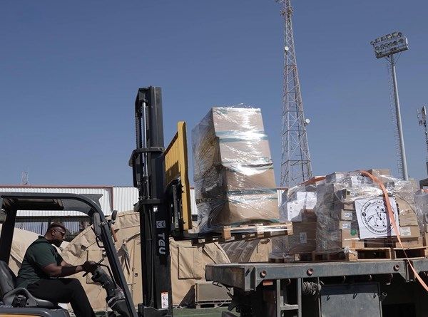 وفد «الصحة العالمية» يتسلم أدوية ومستلزمات طبية خلال زيارته للمستشفى الميداني الإماراتي