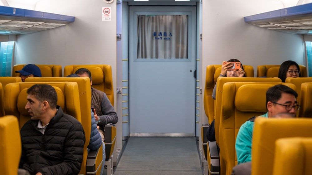 ذياب بن محمد بن زايد يتفقد قطار شنغهاي «ماجليف» على هامش زيارته للصين