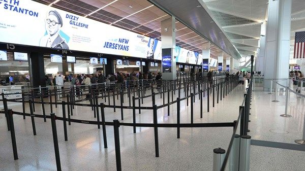 وزير أميركي يحذّر من تباطؤ الحركة الجوية مع تواصل الإغلاق