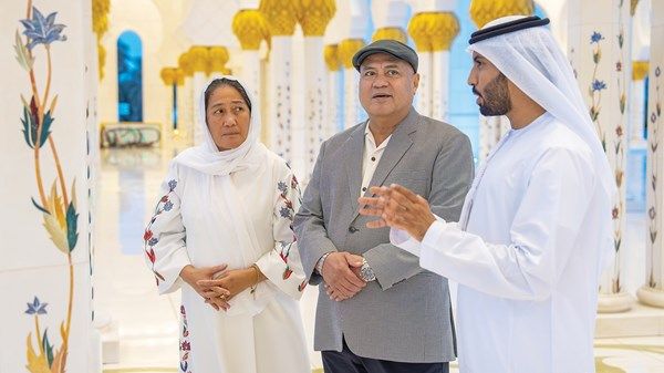 رئيس وزراء توفالو يزور جامع الشيخ زايد الكبير في أبوظبي