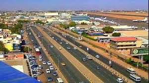 شاهد بالفيديو.. بعد أعمال صيانة ونظافة كبيرة.. إغلاق أشهر “لفة” بشارع المطار بالخرطوم وسط تساؤلات وإستغراب الجمهور