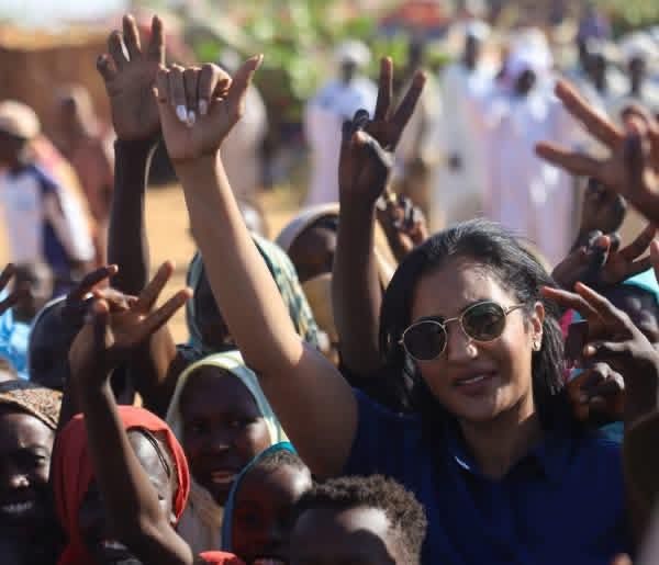 جمهور مواقع التواصل بالسودان يسخر من المذيعة تسابيح خاطر بعد زيارتها للفاشر ويلقبها بأنجلينا جولي المليشيا.. تعرف على أشهر التعليقات الساخرة