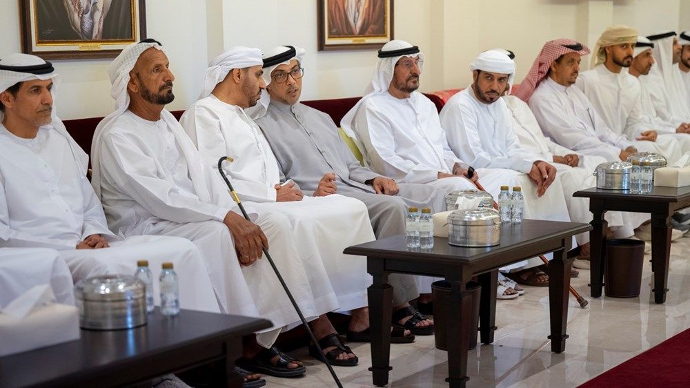 منصور بن زايد يعزي عوض وأحمد بن مصلح الأحبابي في وفاة والدتهما