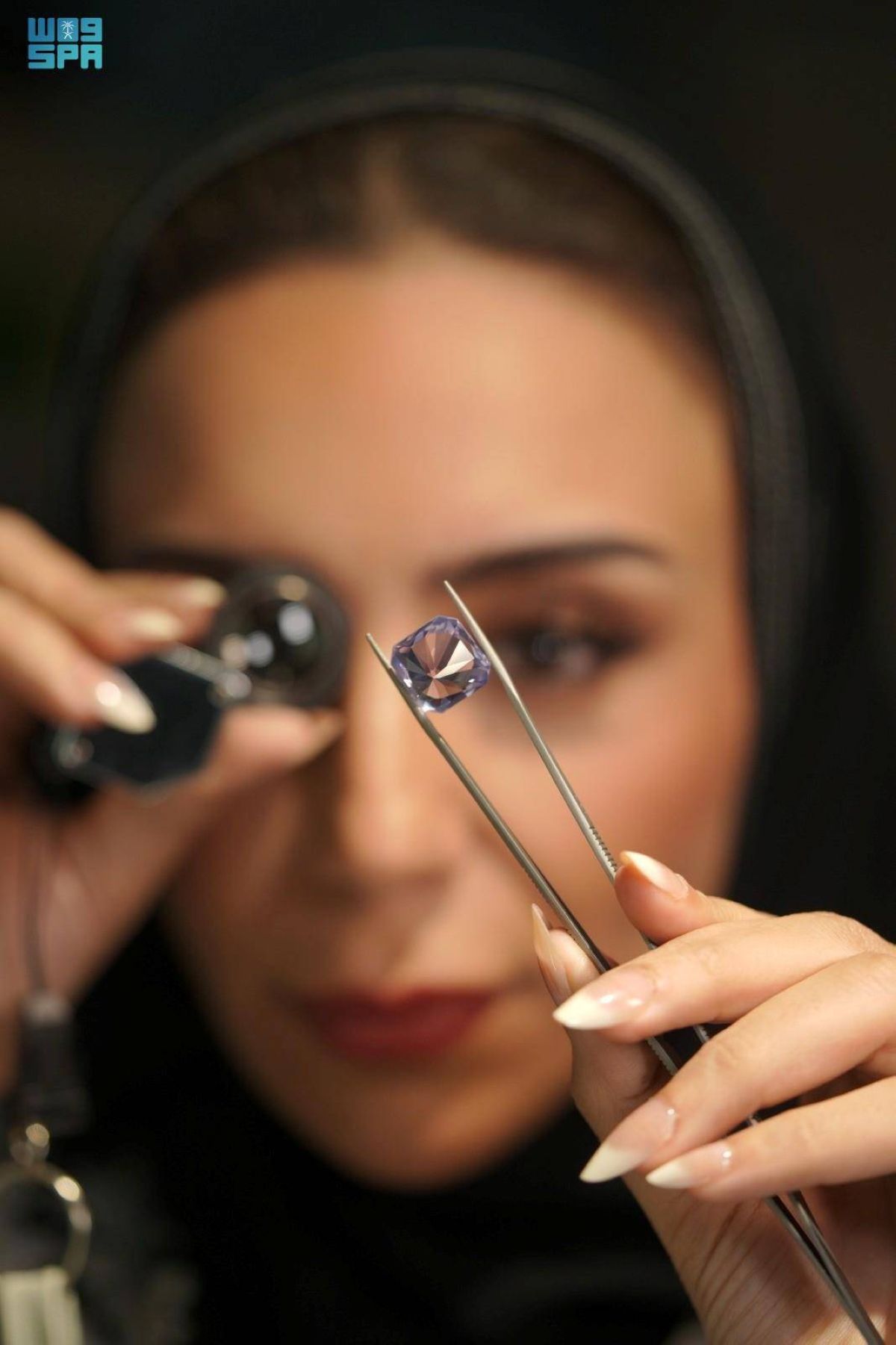 مختبر الألماس التفاعلي يجذب الزوار في صالون المجوهرات