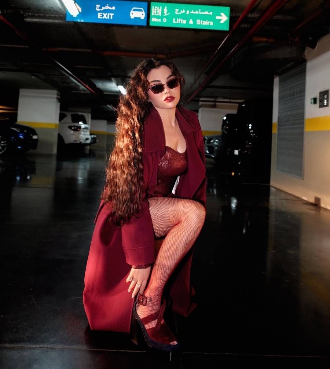 هيفاء وهبي تبهر الجميع بفستانها باللون البرغندي !!