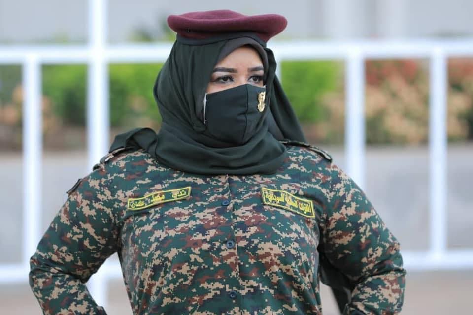 شاهد بالفيديو.. الفنانة ندى القلعة تطلق أغنية جديدة تغني فيها لقائد الجيش: (يا برهان ببقى ليك حكامة لا في هدنة ولا سلام مع الدعامة)