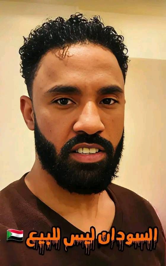 شاهد بالفيديو.. الفنان أحمد الصادق يعلن موعد حفله المرتقب بالقاهرة ويقول: (قايلني بعيد من المسرح بكون فرحان.. قايلني سعيد وأنا الزعلان على السودان)