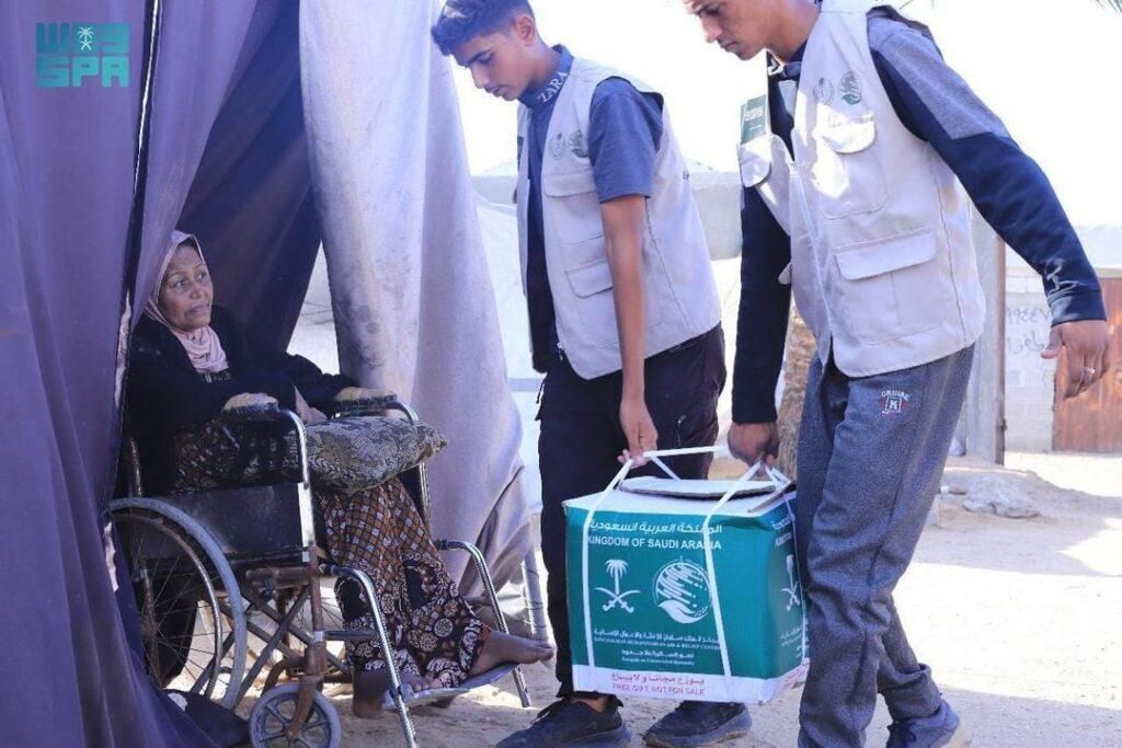 مركز الملك سلمان للإغاثة يواصل توزيع المساعدات الغذائية على الأسر المتضررة في قطاع غزة