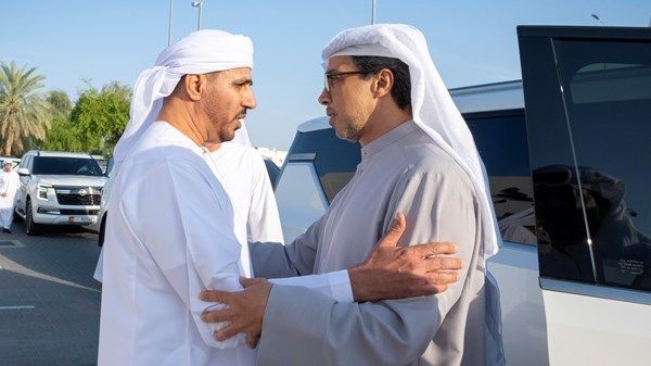 منصور بن زايد يعزي عوض وأحمد بن مصلح الأحبابي في وفاة والدتهما