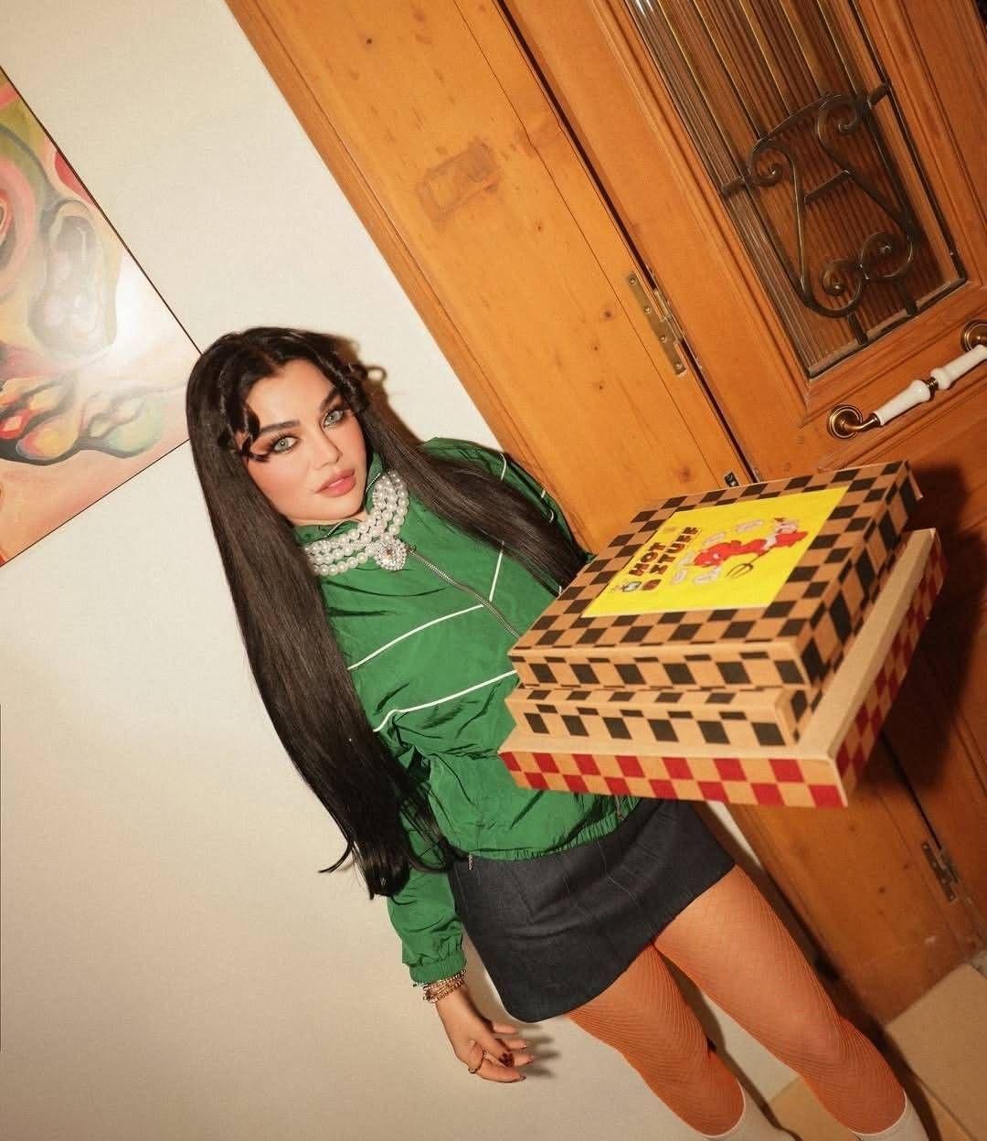 هيفاء وهبي تبهر الجميع بفستانها باللون البرغندي !!