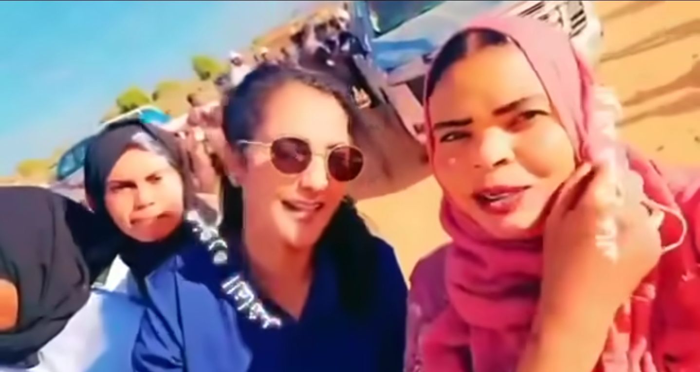 شاهد بالصورة والفيديو.. ضابطة الدعم السريع “شيراز” تعبر عن إنبهارها بمقابلة المذيعة تسابيح خاطر بالفاشر وتخاطبها (منورة بلدنا) والأخيرة ترد عليها: (بلدنا نحنا ذاتنا معاكم)