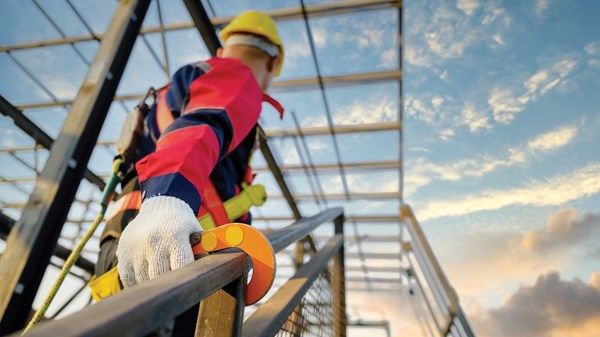 بلدية أبوظبي تعزّز الوعي بمتطلبات السلامة في قطاع الإنشاء