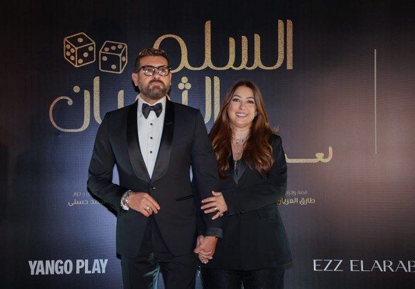 بالفيديو والصور- هكذا دعمت كندة علوش عمرو يوسف في العرض الخاص لـفيلم”السلم والثعبان٢”