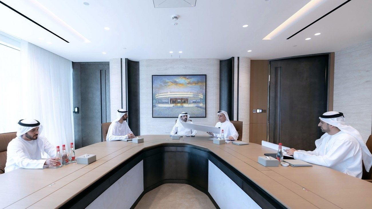 حمدان بن محمد يطلع على سير العمل في مشاريع تطوير البنية التحتية لشبكة الطرق ومستقبل التنقل في دبي