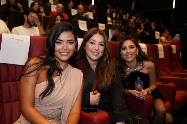 بالفيديو والصور- هكذا دعمت كندة علوش عمرو يوسف في العرض الخاص لـفيلم”السلم والثعبان٢”