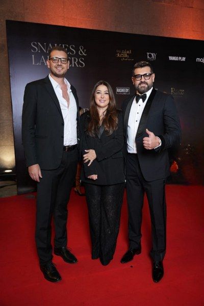 بالفيديو والصور- هكذا دعمت كندة علوش عمرو يوسف في العرض الخاص لـفيلم”السلم والثعبان٢”