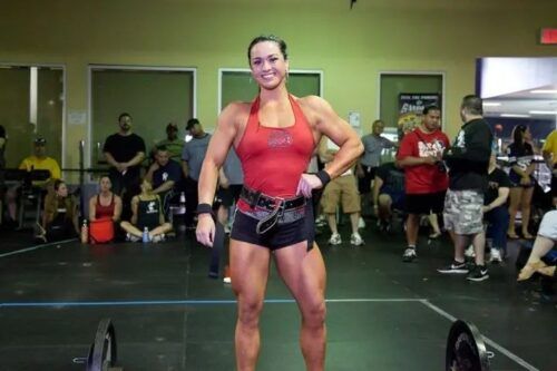 وفاة صادمة لمؤثرة اللياقة هايلي ماكنيف… من منصّة البطولات إلى مأساة صامتة