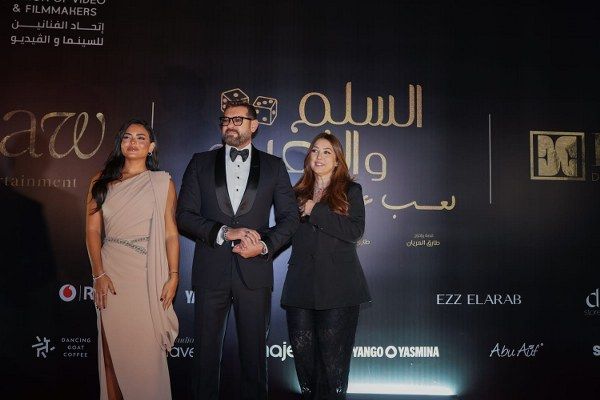 بالفيديو والصور- هكذا دعمت كندة علوش عمرو يوسف في العرض الخاص لـفيلم”السلم والثعبان٢”